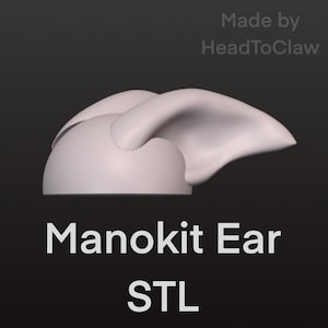 Könnte beinhalten: Ein hellgraues 3D-gedrucktes Manokit Ear STL-Modell. Der Text "Made by HeadToClaw" steht oben und "Manokit Ear STL" unten. Das Ohr hat eine geschwungene Form.