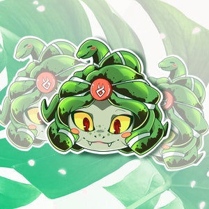 K&ouml;nnte beinhalten: Ein Aufkleber mit einer Cartoon-Medusa mit gr&uuml;nen Schlangenhaaren, gelben Augen und einem roten Edelstein. Der Aufkleber hat einen wei&szlig;en Rand und ist vor einem gr&uuml;nen Bl&auml;tterhintergrund platziert. Die Medusa hat rosige Wangen und ein kleines L&auml;cheln.