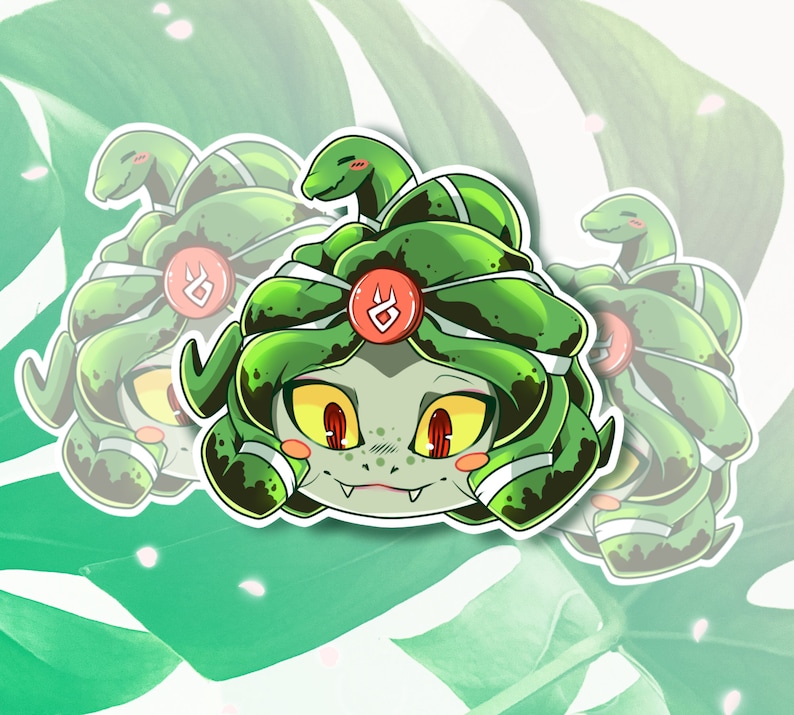 K&ouml;nnte beinhalten: Ein Aufkleber mit einer Cartoon-Medusa mit gr&uuml;nen Schlangenhaaren, gelben Augen und einem roten Edelstein. Der Aufkleber hat einen wei&szlig;en Rand und ist vor einem gr&uuml;nen Bl&auml;tterhintergrund platziert. Die Medusa hat rosige Wangen und ein kleines L&auml;cheln.