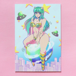 Puede incluir: Una mujer con cabello verde y un bikini de rayas de tigre se sienta en un globo terráqueo con nubes. El globo está rodeado de estrellas y platillos voladores. El fondo es un horizonte urbano.