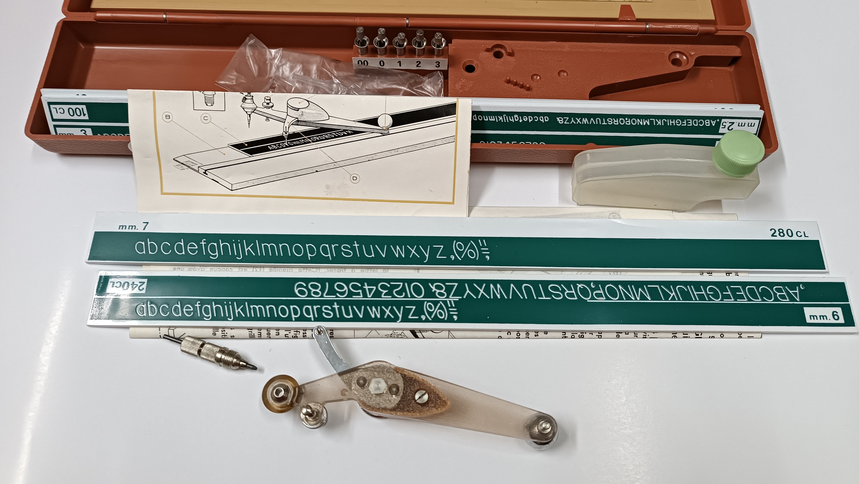 Leroy lettering set, Objects