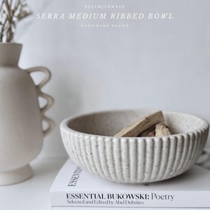 Tigela Decorativa com Nervuras SERRA | Fruteira Neutra Feita à Mão | Bandeja com Prateleira Minimalista | Prato para Entrada | Tigela Moderna para Joias