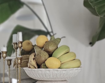 Cuenco de pedestal beige moteado hecho a mano: Centro de mesa moderno y neutro