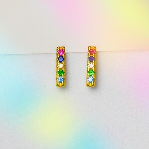 Pendientes de botón con barra de arcoíris, bonitos pendientes de arcoíris, pendientes de botón, pendientes de arcoíris, pendientes coloridos de verano, pendientes de botón de arcoíris, orgullo