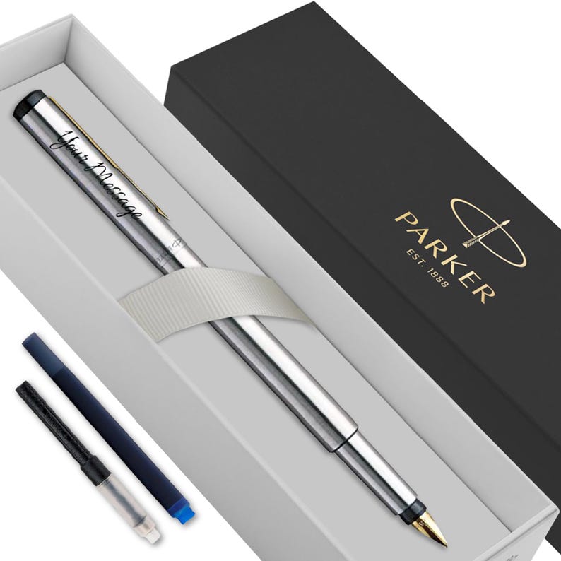Pu&ograve; includere: Una penna stilografica Parker argentata con finiture dorate e una cartuccia d'inchiostro nera. La penna &egrave; in una scatola bianca con un coperchio nero che presenta il logo Parker e il testo "EST. 1888".