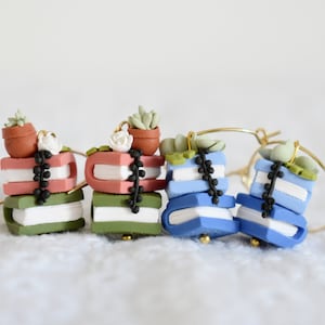 Pendientes de arcilla polimérica con forma de pila de libros