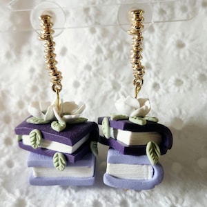 Pendientes de arcilla polimérica con forma de libro de lectura romántica