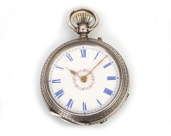 H. 1890-1900 Antike Damen Continental Silver Taschenuhr BLAU Ziffern-Gesicht, Damengehäuse Mark Hübsches Blumenmotiv 0.800 Purity