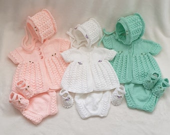 Modello di maglia SR034 * Set per matinée primaverile * Set da 4 pezzi * 3 taglie * Dalla nascita ai 6+ mesi * Torace da 12, 14, 16 pollici