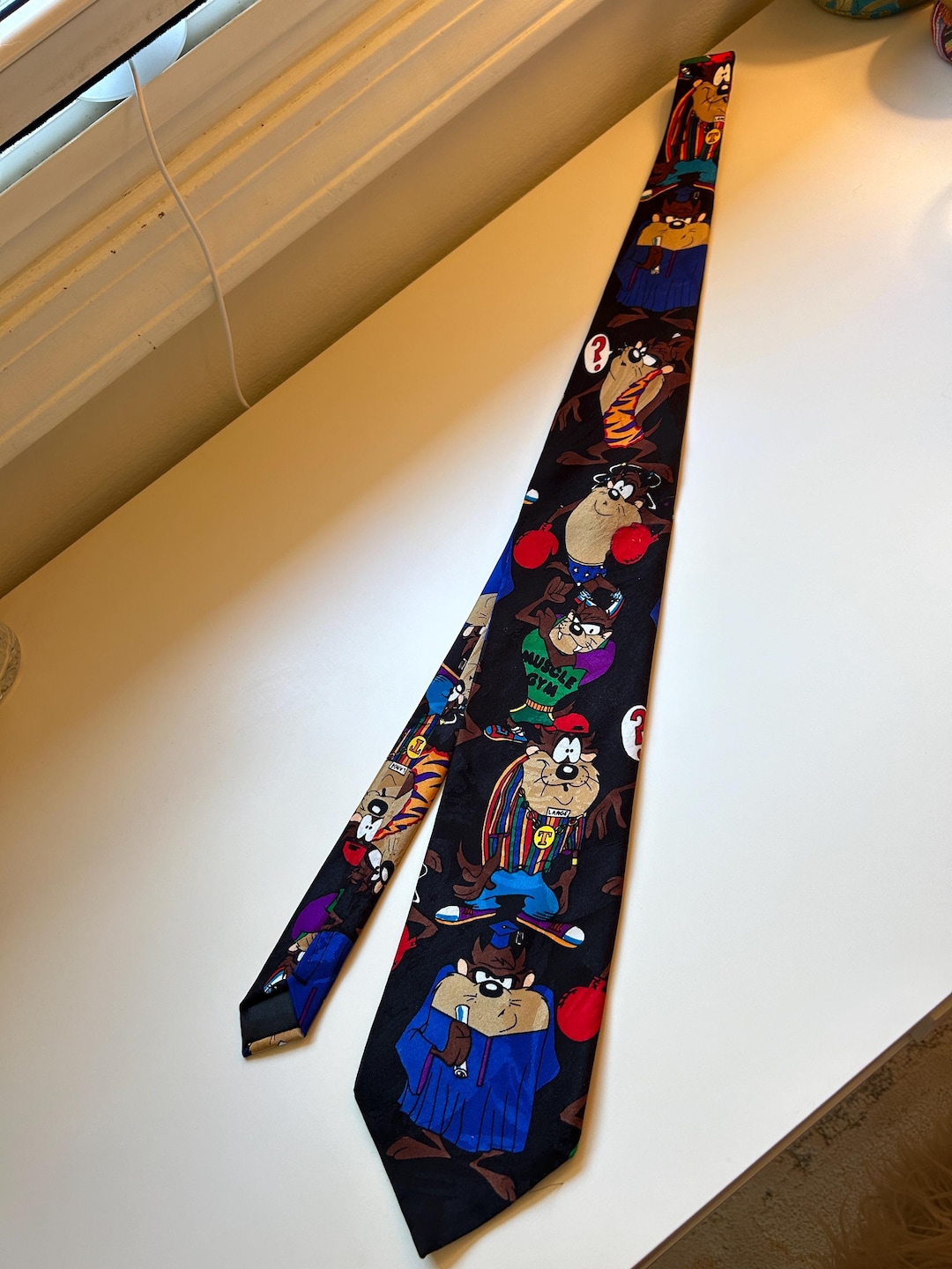 Cravate Vintage Taz (Tasmanian Devil) Looney Tunes - Warner Bros 1998 - Polyester Bleu - Occasion Comme Neuve