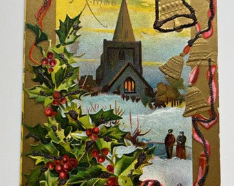 Postal vintage de Feliz Navidad con lazos de acebo, campanas y una iglesia