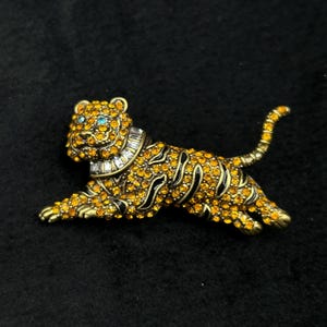 HEIDI DAUS Collector&#39;s Edition Crystal & Enamel Tiger Broche Blue Eyes