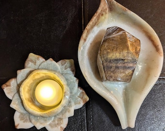 Juego de jabón de piedra artesanal con forma de gema, jabonera de resina a juego y portavelas floral.
