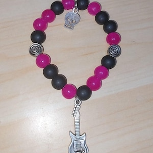 Bracciale con perline rosa e nere a tema Emo Scene con musica e teschio
