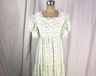 Vestido largo floral vintage blanco, azul y verde, cuello cuadrado, manga abullonada, tres niveles, totalmente forrado, adornos de encaje, cierre con cremallera