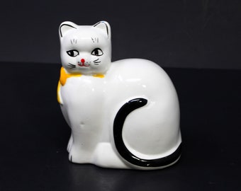 Banco de gatos de cerámica blanco y negro vintage, lazo amarillo, Japón, pequeño chip con transferencia de color azul en la oreja
