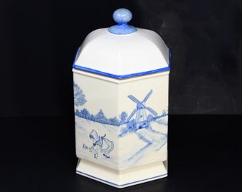 Annelie [Anna Lee] bote holandés blanco con diseño de molino de viento azul; 6 lados; 1977
