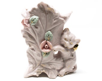 Jarrón de hoja de cerámica rosa vintage con gato, lazo dorado, flores rosas con hojas verdes, reflejos dorados, acentos