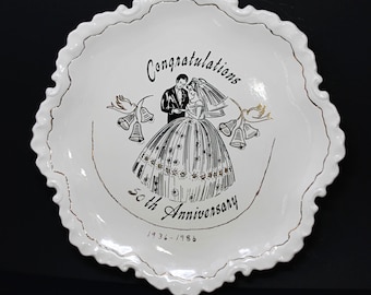 Cerámica blanca vintage con volantes Felicitaciones 50 Aniversario 1936-1986 plato blanco y negro novia y novio de mediados de siglo, campanas, adornos dorados