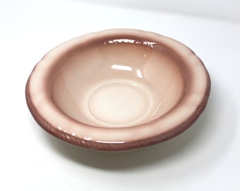 Cuenco para servir sopa de cerámica rosa vintage con borde con patrón de cuerda.