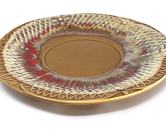 Plato / plato de goteo marrón, rojo y crema grande de Marcia of California con diseño de rejilla texturizada