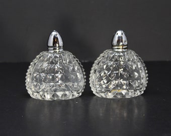 Salero y pimentero en forma de cúpula de vidrio transparente vintage con patrón entrecruzado; patrón en zigzag en los bordes laterales; tapas de plata; Japón