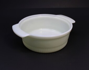Vintage Fire King / Anchor Hocking redondo 2 qt cazuela de vidrio de leche, asas, acanaladas alrededor de la base