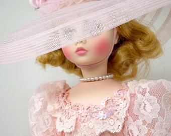 Muñeca vintage Madame Alexander Elise, dama de honor, 17", ojos azules, vestido rosa plisado, ramo, sombrero rosa con flores, caja original y papel de seda.