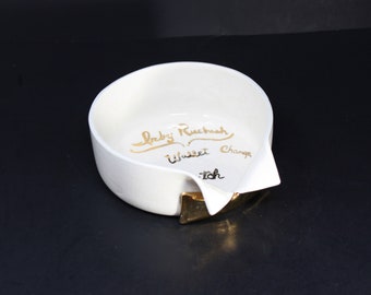 Cuello de camisa de vestir de cerámica blanca vintage y plato / tazón de baratija de pajarita de pajarita dorada.