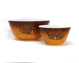 2 tazones antiguos Pyrex Old Orchard para mezclar, 407 y 403; vaso de leche con exterior ombre marrón/dorado; motivo de frutas marrones en los lados