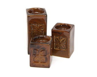 3 candelabros de cerámica rectangulares vintage de color marrón óxido; diseño cuadrado estampado de 4 hojas; tamaños graduados
