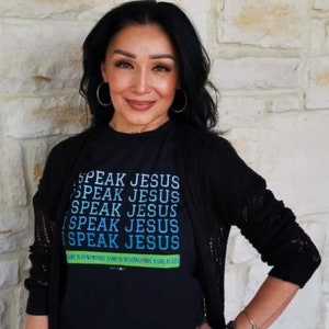 I Speak Jesus Rest Easy ピンク ロゴ レディース T シャツ