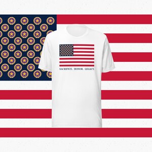SACRIFICIO. HONOR. LEGADO. Camiseta unisex con bandera de la estrella dorada