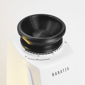 Pu&ograve; includere: Un macinacaff&egrave; elettrico bianco con una tramoggia nera e un quadrante che indica "ESP" e ha numeri da 5 a 20. Il macinacaff&egrave; &egrave; etichettato "Baratza" sul davanti.