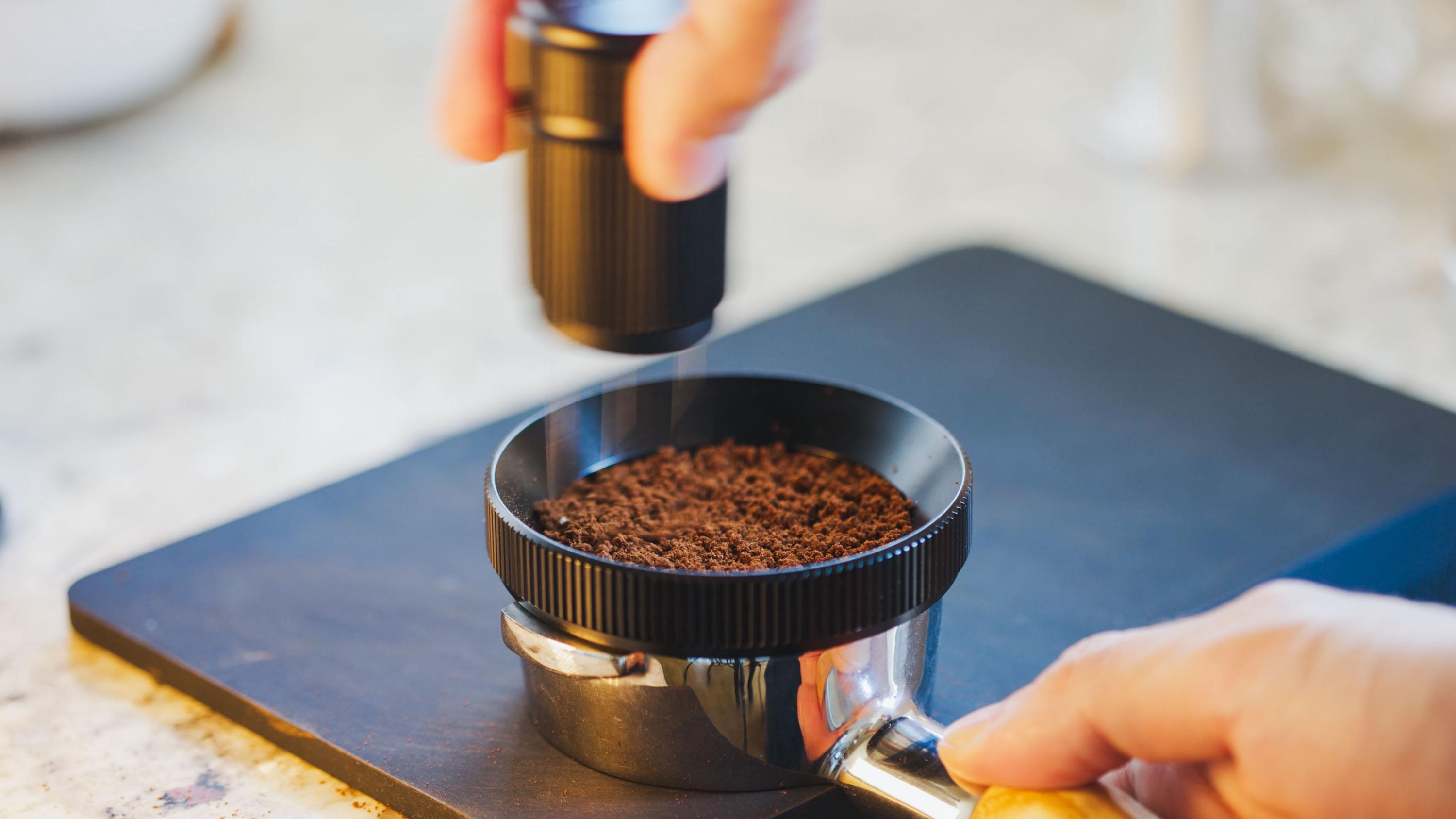 Imbuto Dosatore Magnetico Per Caffè Da 58 Mm In Alluminio Argento - Anello Dosatore Anti-spreco - copertina