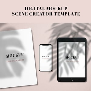 Puede incluir: Una plantilla de creador de escenas de maqueta digital con fondo blanco. La plantilla incluye una tableta, un smartphone y una hoja de papel. La tableta y el smartphone muestran una maqueta de un sitio web o una aplicación. La hoja de papel está en blanco y se puede utilizar para mostrar una maqueta de un folleto o un folleto. La escena se desarrolla sobre un fondo de pared rosa claro con sombras proyectadas por una planta frondosa.