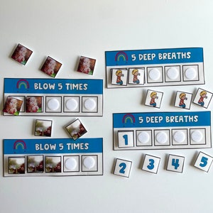 K&ouml;nnte beinhalten: Ein Satz bunter Karten mit Bildern und Text f&uuml;r tiefe Atem&uuml;bungen und Blasen. Die Karten haben ein Regenbogen-Design und sagen "5 tiefe Atemz&uuml;ge" und "5 Mal blasen".