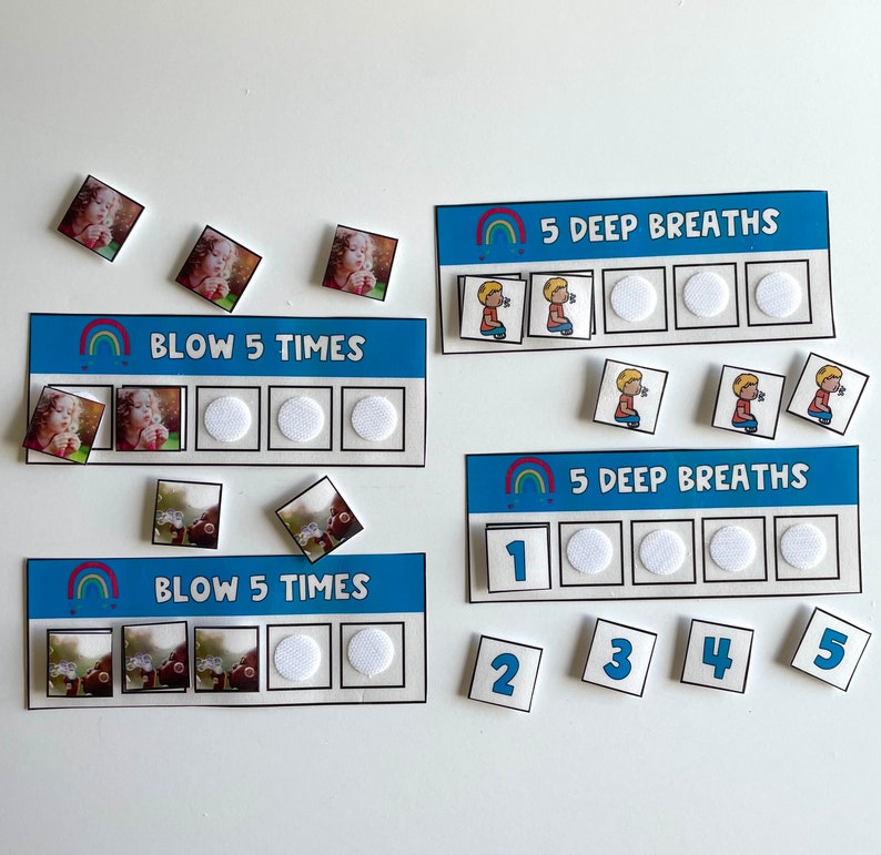 K&ouml;nnte beinhalten: Ein Satz bunter Karten mit Bildern und Text f&uuml;r tiefe Atem&uuml;bungen und Blasen. Die Karten haben ein Regenbogen-Design und sagen "5 tiefe Atemz&uuml;ge" und "5 Mal blasen".
