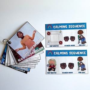 K&ouml;nnte beinhalten: Ein Satz bunter Karten mit einer beruhigenden Sequenz f&uuml;r Kinder. Die Karten zeigen Illustrationen einer Person, die tief durchatmet, ihre H&auml;nde dr&uuml;ckt und mit den F&uuml;&szlig;en auftritt. Der Text auf den Karten lautet "Calming Sequence" und enth&auml;lt die Schritte "Deep Breaths", "Squeeze Hands" und "Tap Legs".