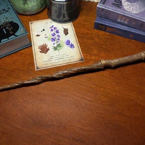 Varita inspirada en el legado de Hogwarts: pintada a mano