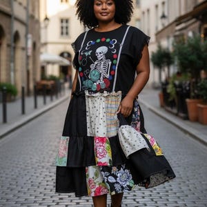 Vestido de retalhos de esqueleto de crochê com acabamento em renda