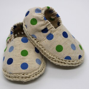 Handgefertigte Babyschuhe, gehäkelte Sohle, 100% Baumwolle, weiche Sohle, Beige Blau Grün Punkt, Baby-Geschenk, Baby-Dusche-Geschenk, Baby-Booties, Größen 0-9 Monate