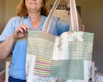 Bolso tote acolchado con bolsillo interior, confeccionado con tela acolchada reciclada.