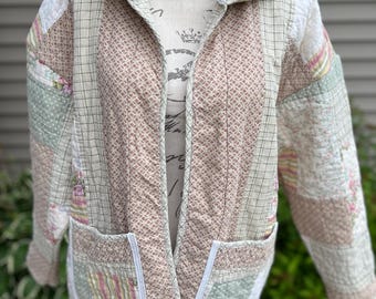 Chaqueta acolchada extragrande con capucha: Edredón acolchado reciclado, unisex, talla pequeña/mediana, estilo cottagecore.