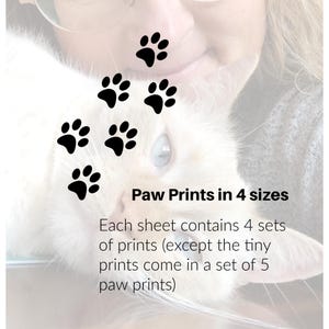 Puede incluir: Una colecci&oacute;n de calcoman&iacute;as de huellas de patas negras en cuatro tama&ntilde;os distintos. El texto en la imagen dice: Paw Prints in 4 sizes. Each sheet contains 4 sets of prints (except the tiny prints come in a set of 5 paw prints).