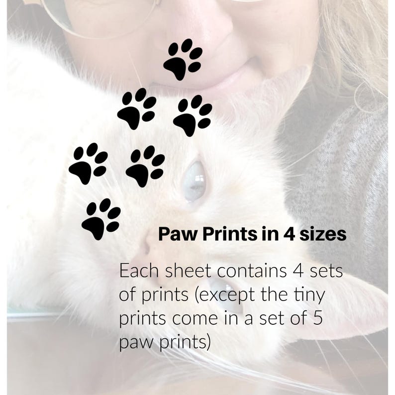 Puede incluir: Una colecci&oacute;n de calcoman&iacute;as de huellas de patas negras en cuatro tama&ntilde;os distintos. El texto en la imagen dice: Paw Prints in 4 sizes. Each sheet contains 4 sets of prints (except the tiny prints come in a set of 5 paw prints).
