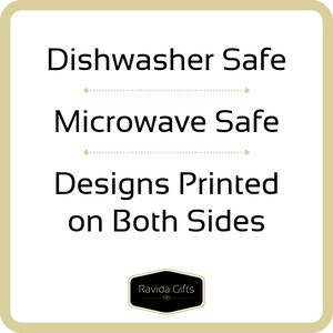 Może przedstawiać: Białe tło z czarnym tekstem, kt&oacute;ry brzmi "Dishwasher Safe", "Microwave Safe" i "Designs Printed on Both Sides". Tekst jest oddzielony kropkowanymi liniami. Na dole obrazu znajduje się czarno-białe logo z napisem "Ravida Gifts".
