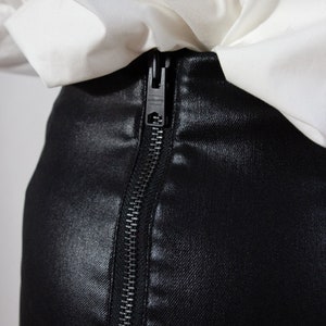 Leather look pencil skirt. image 3