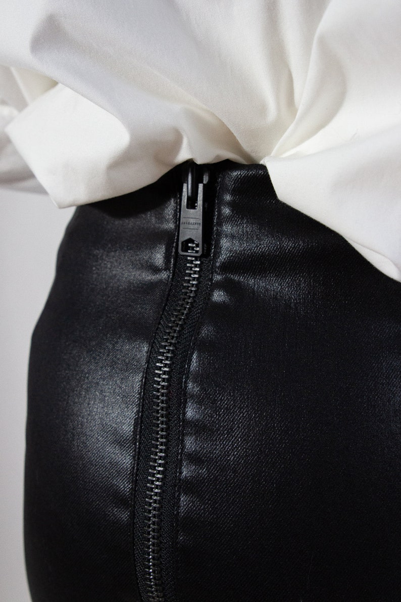 Leather look pencil skirt. image 3