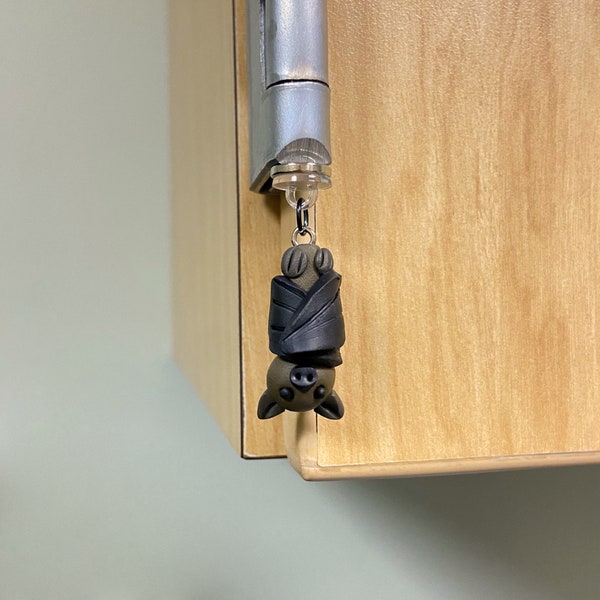 Hanging Bat Hinge Decor: Magnetic Miniature Figurine